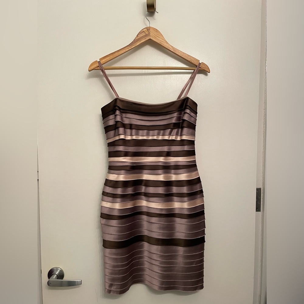 BCBG Party Dress.  Size 4, but has some stretch and will hug your curves ♥️